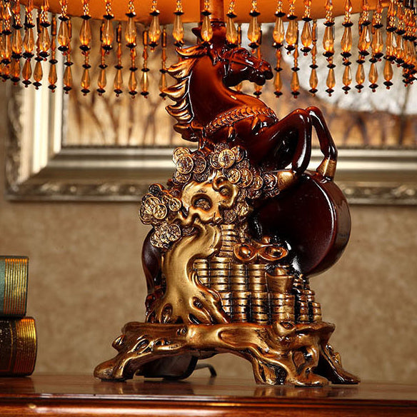 RegalHorse Tischlampe im europäischen Stil | Harz-Pferdefigur | Trapezförmiger Stoffschirm | Elegantes Design für Schlafzimmer