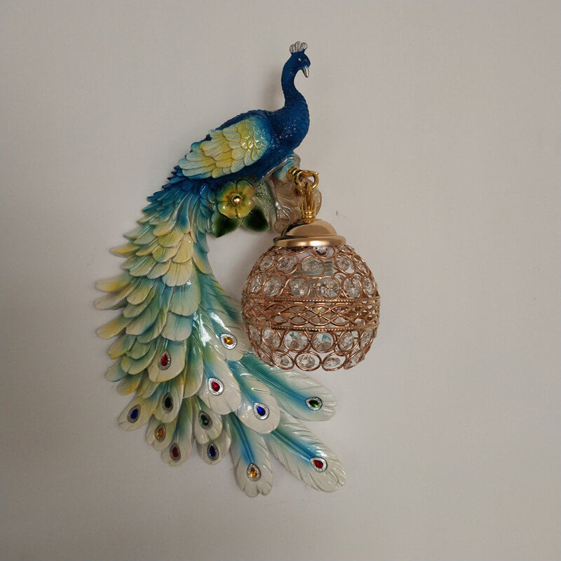 RoyalGlow Vintage Wandlampe mit Pfauenmotiv | Kristallkugel-Schirm | Wandleuchte im klassischen Design