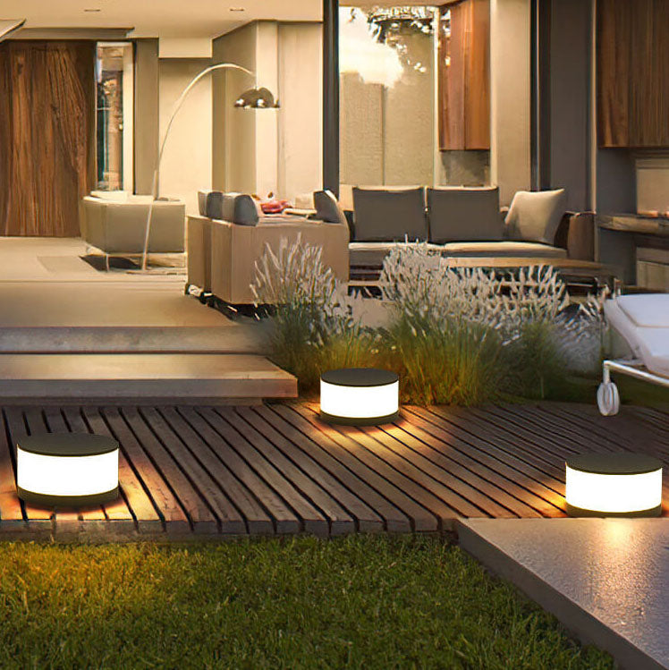 LumaPillar LED Außenleuchte | Runde Säule | Solarbetrieben & Kabelanschluss | Wasserdicht | Landschaftsbeleuchtung