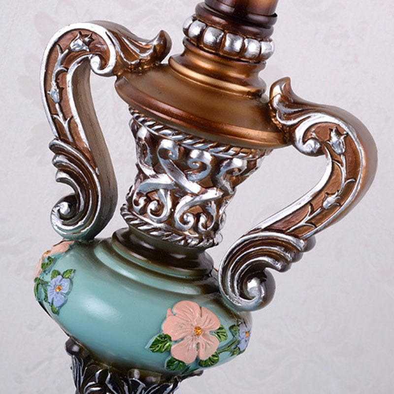 RoyaléLight Europäische Tischlampe | Blaue Stoffschirm mit Quasten | Elegantes Harzdesign | Für Schlafzimmer & Wohnzimmer