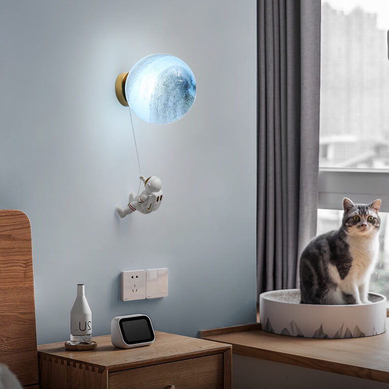 AstroLuxe Kreatives Astronaut Wandlampe | Eisen- und Harzdesign | Einzigartige Beleuchtung für Schlafzimmer | Stimmungslicht