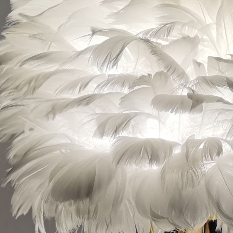 Feathora Nordic Tischlampe | Gänsefedern Design | Flamingo-Kugelstil | Elegante Nachttischbeleuchtung