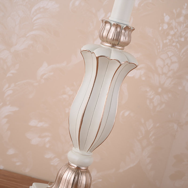 LustraNoble Europäisches Design Tischlampe | Harz & Stoff | Schlafzimmerlicht | 1-Licht