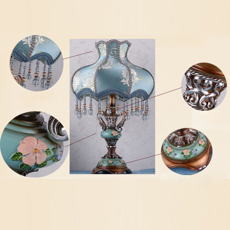 RoyaléLight Europäische Tischlampe | Blaue Stoffschirm mit Quasten | Elegantes Harzdesign | Für Schlafzimmer & Wohnzimmer