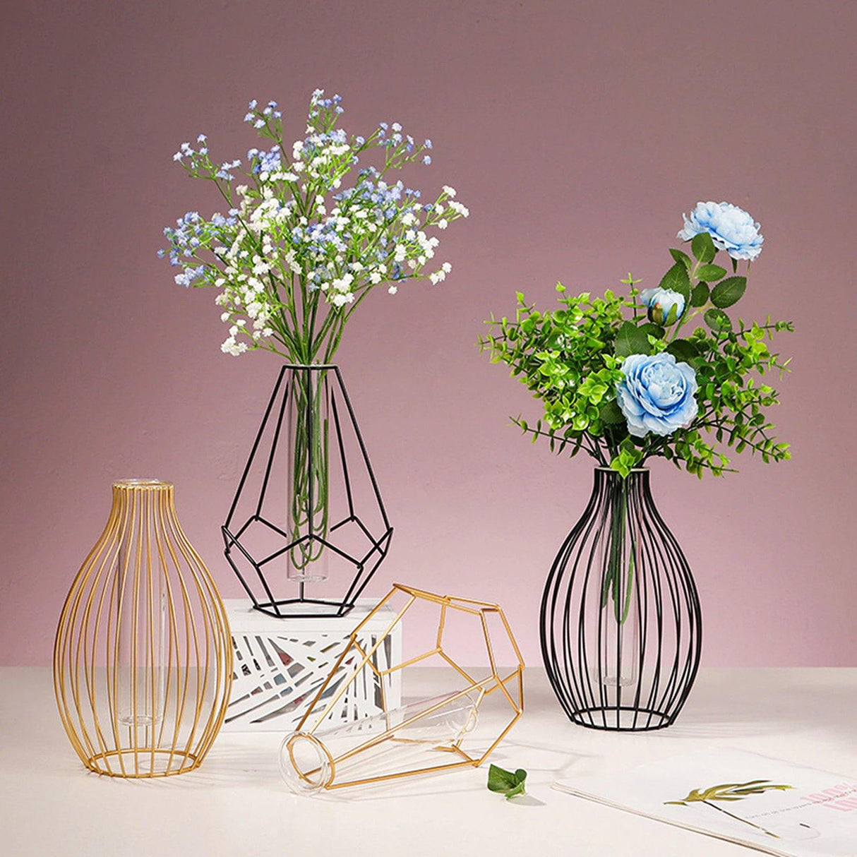 FloraFrame Geometrische Eisen-Vase mit Glasröhre | Minimalistisches Design | Moderne Deko für Zuhause und Büro