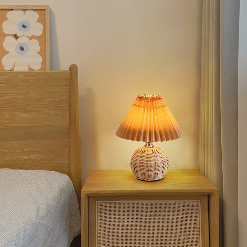 RattaLume Nordic LED Tischlampe | Geflochtenes Rattan & Faltstoffschirm | Stimmungslicht | Deko fürs Schlafzimmer