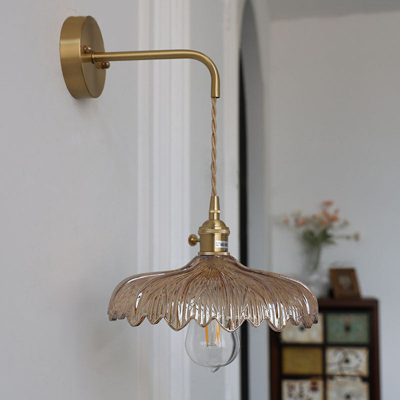 FloraGleam Wandlampe im Art-Deco-Stil | Eisen & Glasblüten-Schirm | 1 Licht | Elegantes Design für Schlafzimmer