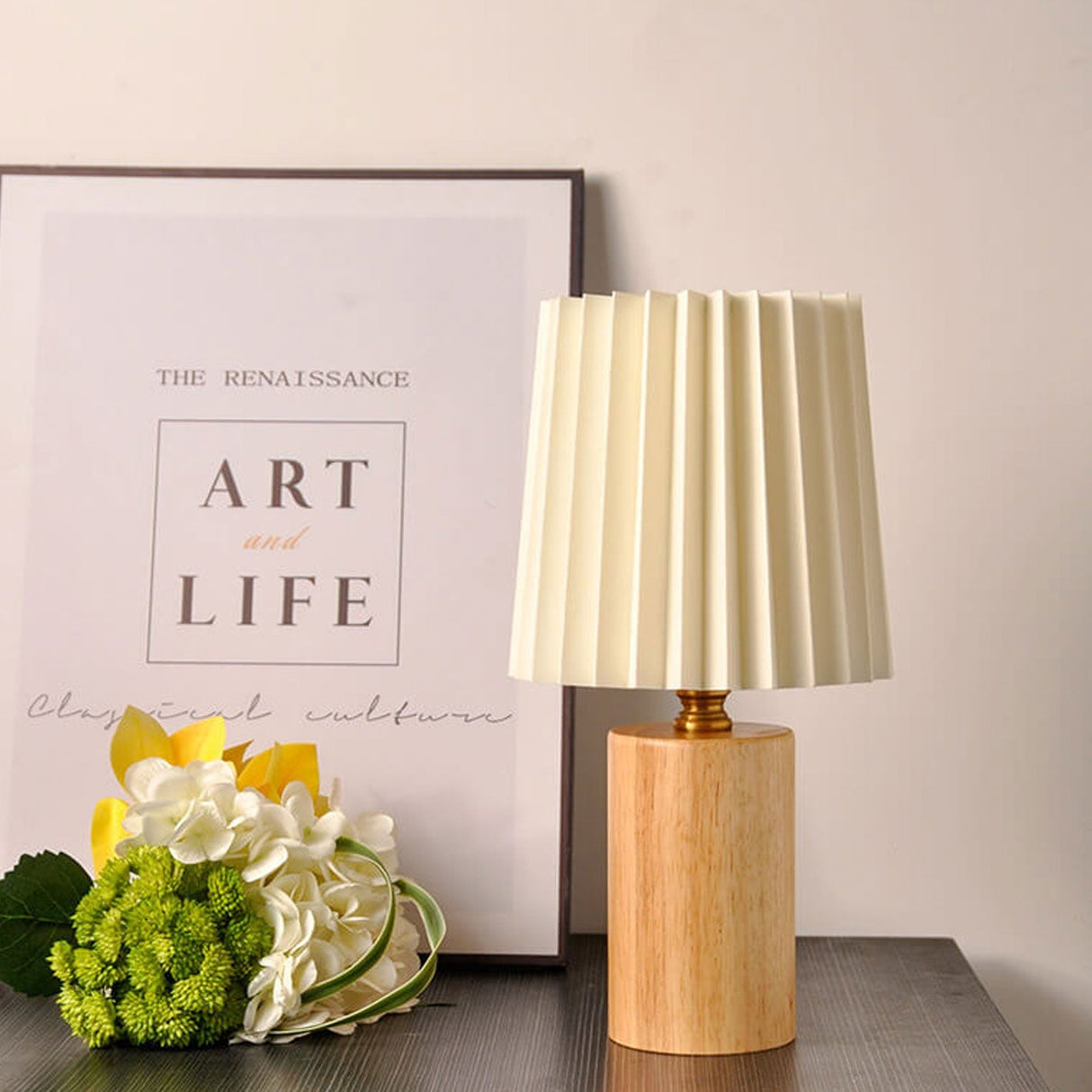 AuroraPleat Vintage Korean Tischlampe | Holzfuß | Gefalteter Lampenschirm | 1-Licht Design