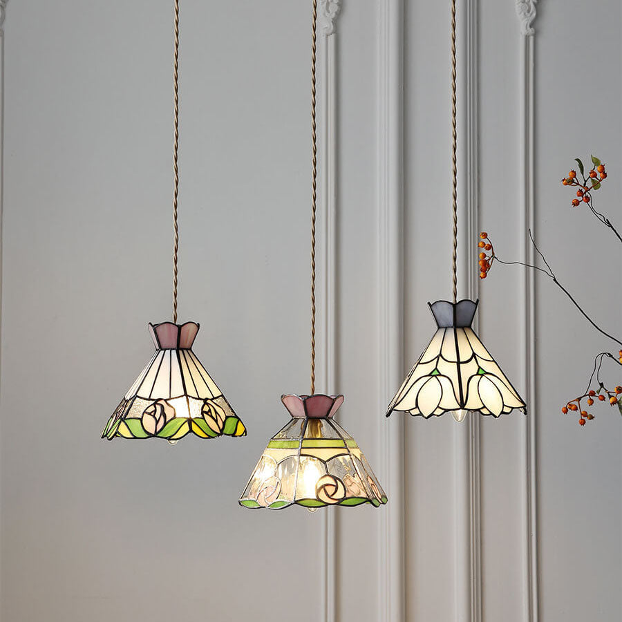 Roselume Tiffany Pendelleuchte | Vintage Rosenmotiv | Buntglas Kegelform | 1-Licht Hängelampe