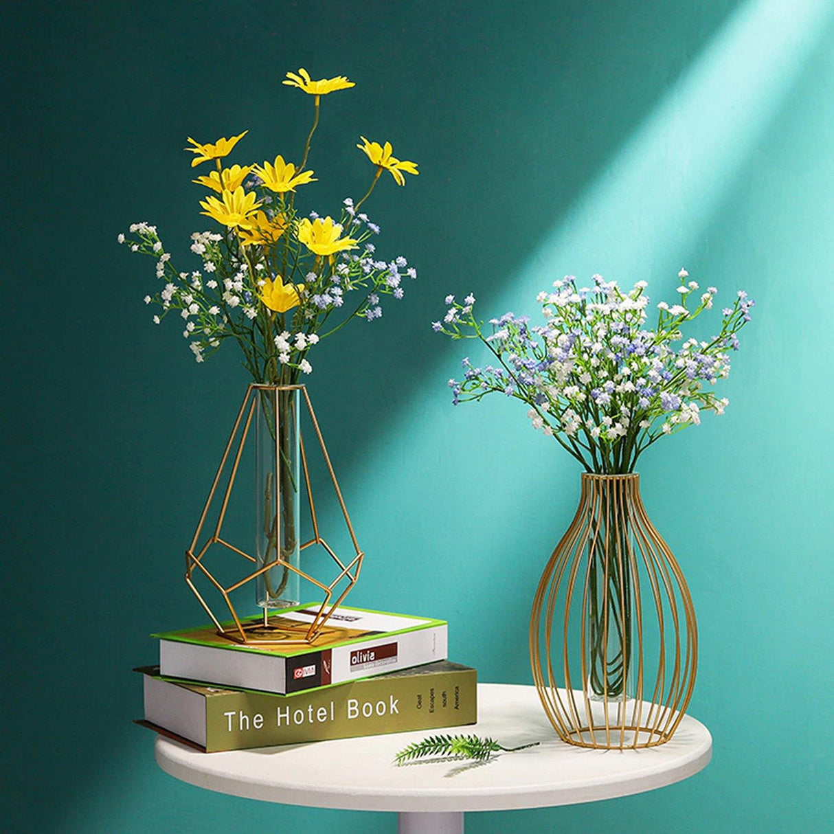 FloraFrame Geometrische Eisen-Vase mit Glasröhre | Minimalistisches Design | Moderne Deko für Zuhause und Büro