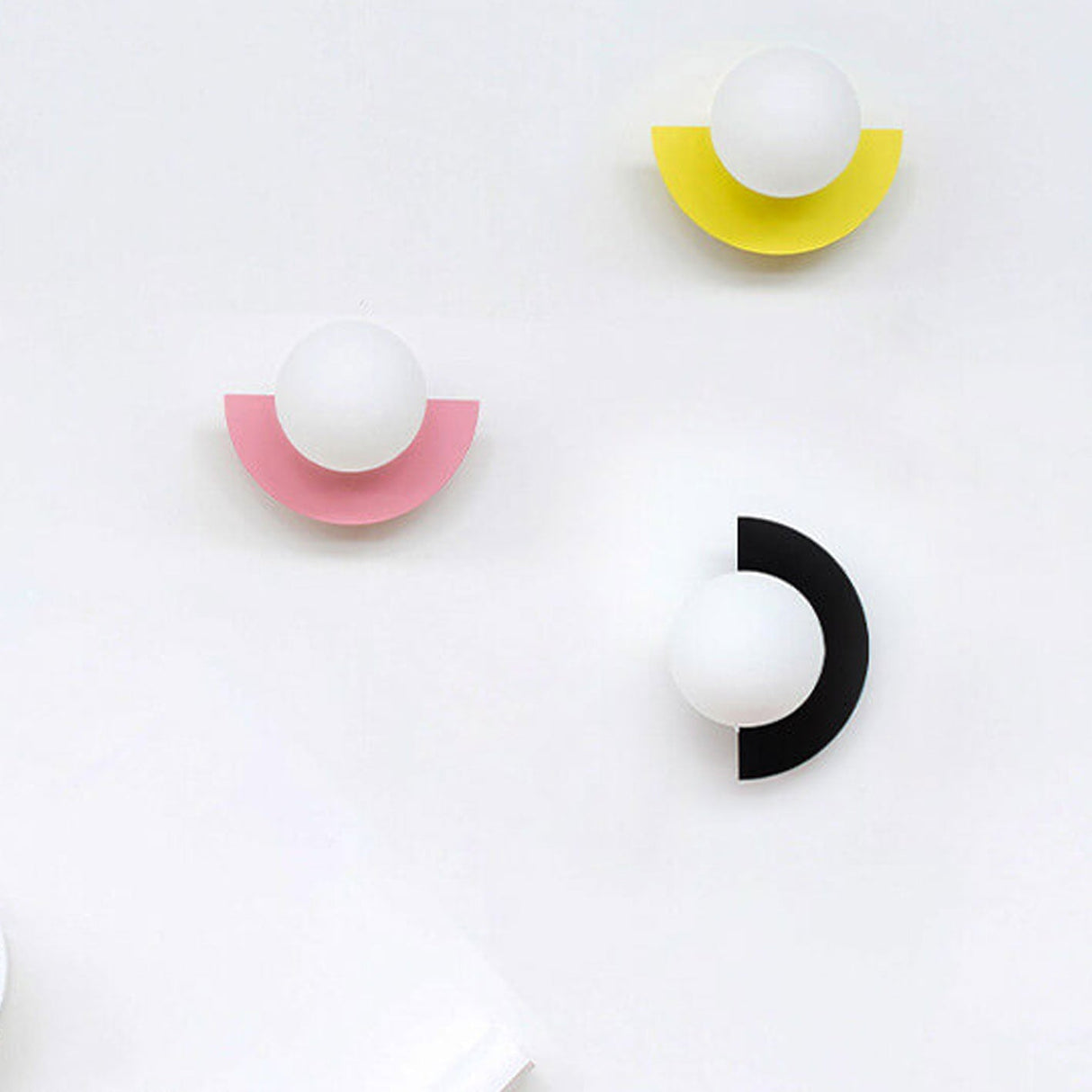 SferaLuxe Moderne Wandlampe | Minimalistisches Kugel-Design | Farbiges Glas | LED-Wandleuchte für Wohnräume