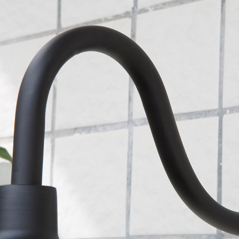 Noctura Classic Wandlampe | Vintage Design | Eisenrahmen mit Rundem Glasschirm | 1-Licht Esszimmerbeleuchtung