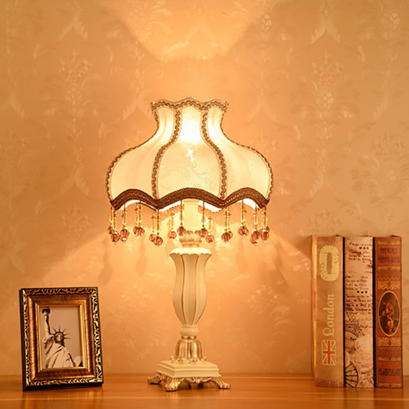 LustraNoble Europäisches Design Tischlampe | Harz & Stoff | Schlafzimmerlicht | 1-Licht