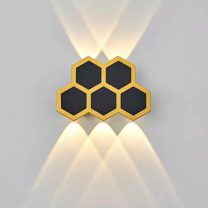 LumoHex Prime | Modernes Outdoor LED Wandlicht | Hexagon Schwarz-Gold Kombination