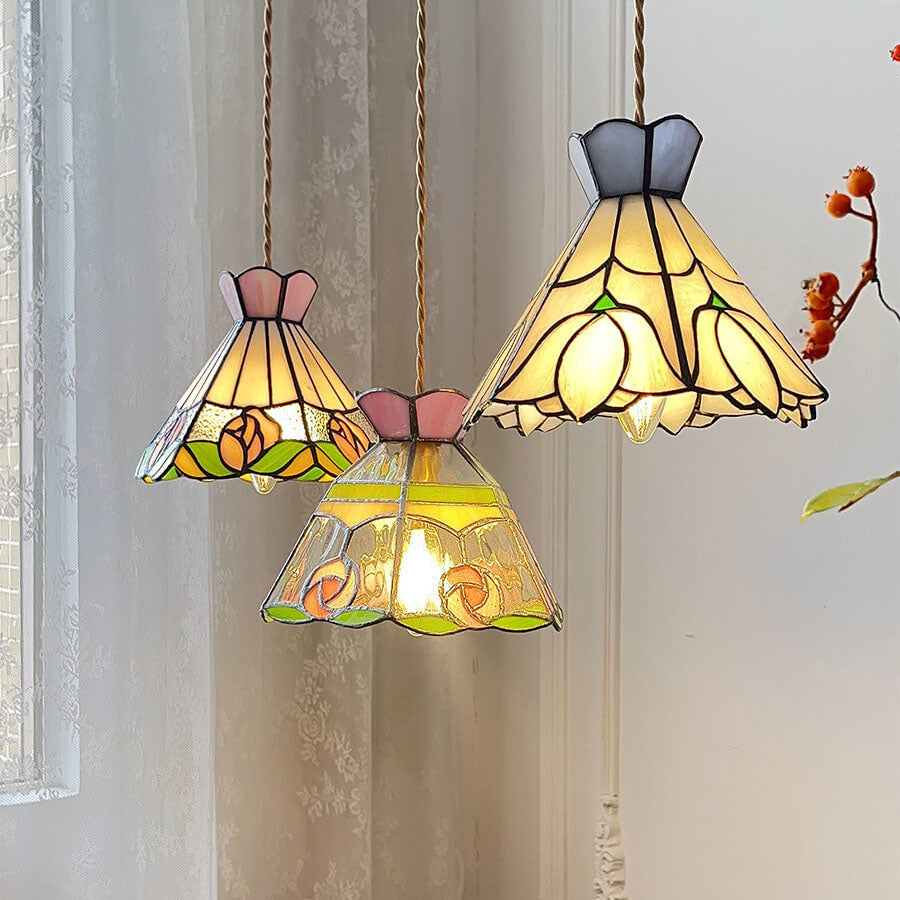 Roselume Tiffany Pendelleuchte | Vintage Rosenmotiv | Buntglas Kegelform | 1-Licht Hängelampe