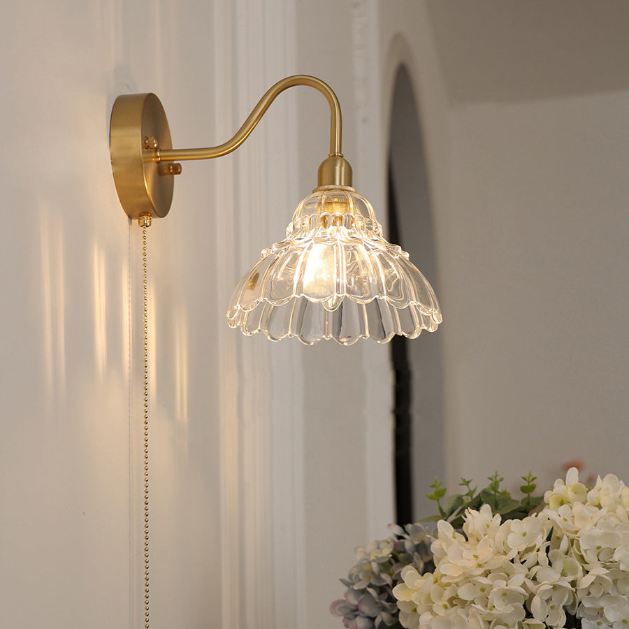 Bellisa Brass Design Wandleuchte | Glasblüten-Dekor | Minimalistisch | 1-Licht-Lampe für Wohnzimmer
