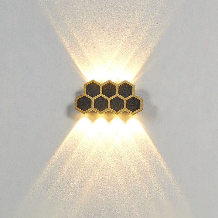 LumoHex Prime | Modernes Outdoor LED Wandlicht | Hexagon Schwarz-Gold Kombination