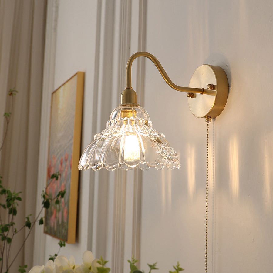 Bellisa Brass Design Wandleuchte | Glasblüten-Dekor | Minimalistisch | 1-Licht-Lampe für Wohnzimmer