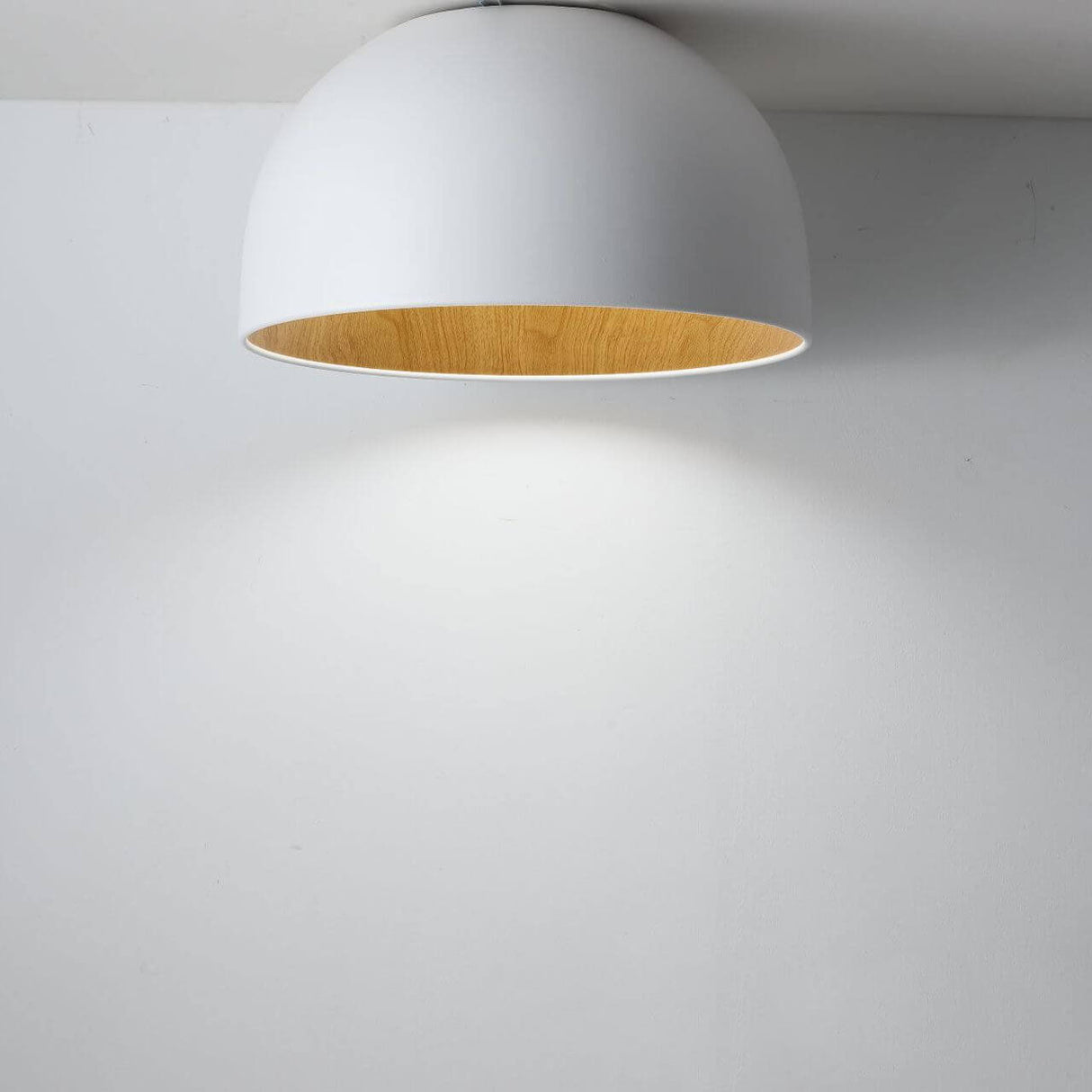 WoodAura Minimalist LED Deckenleuchte | Holzschale | Eisen | Flach- & Schrägdesign | Warmes & Weißes Licht | Modern & Stilvoll