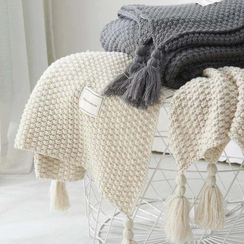NordiWrap Gestrickte Wolldecke mit Quasten | Nordic Design | Kuschelig & Elegant | Perfekt für Zuhause
