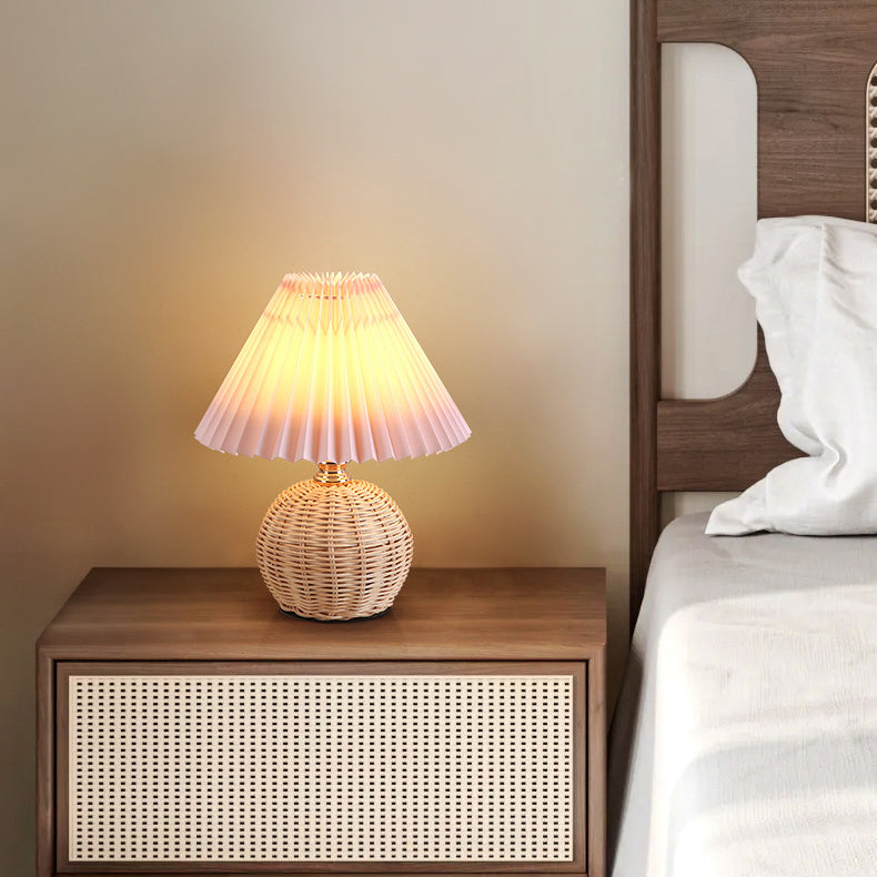 RattaLume Nordic LED Tischlampe | Geflochtenes Rattan & Faltstoffschirm | Stimmungslicht | Deko fürs Schlafzimmer