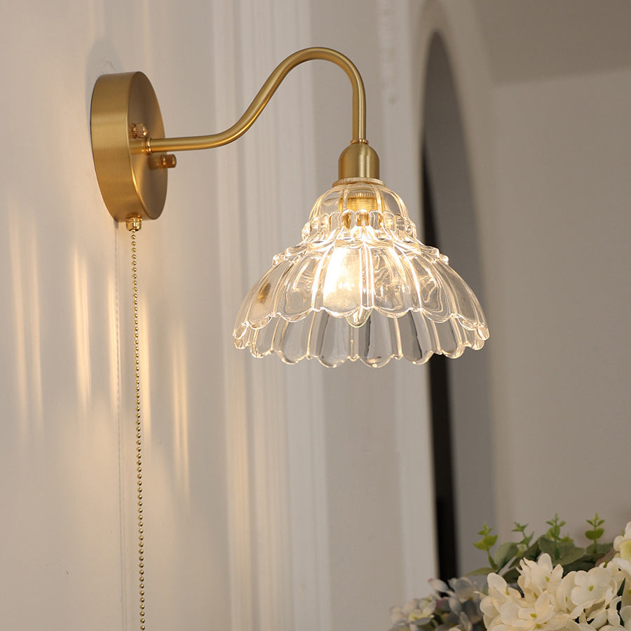 Bellisa Brass Design Wandleuchte | Glasblüten-Dekor | Minimalistisch | 1-Licht-Lampe für Wohnzimmer