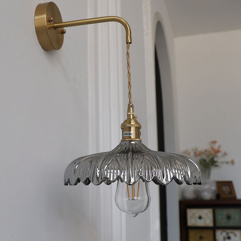 FloraGleam Wandlampe im Art-Deco-Stil | Eisen & Glasblüten-Schirm | 1 Licht | Elegantes Design für Schlafzimmer