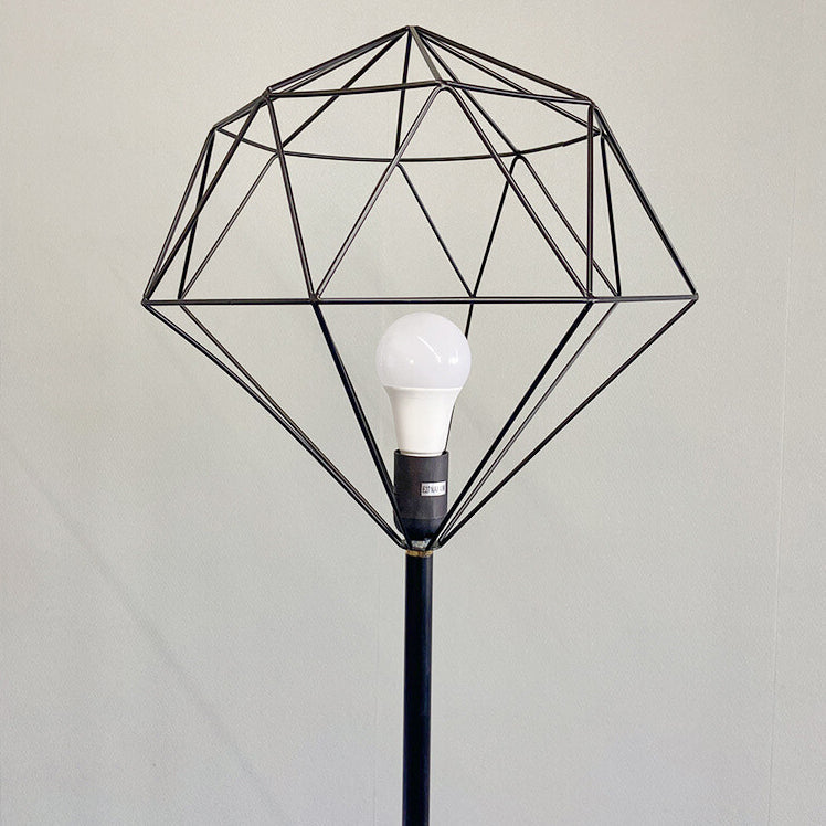 Diamoro Stehlampe | Modernes Hohldesign | Eisen in Diamantform | Stilvolle Beleuchtung für Arbeitszimmer