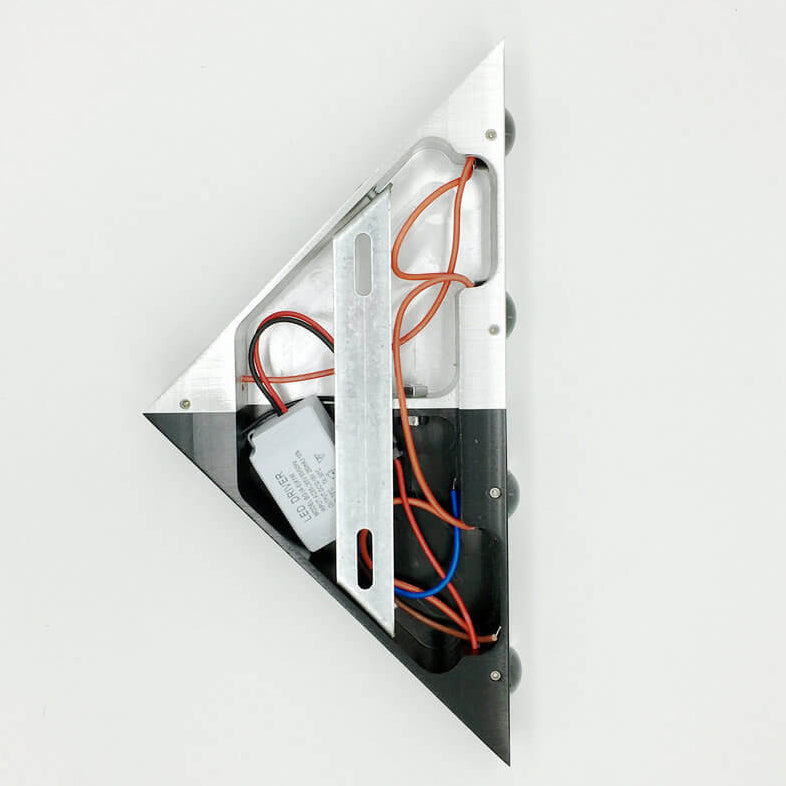 TriLumina Prisma LED Wandleuchte | Kreatives Pyramidendesign | Aluminium & Acryl | Farbige Lichtoptionen