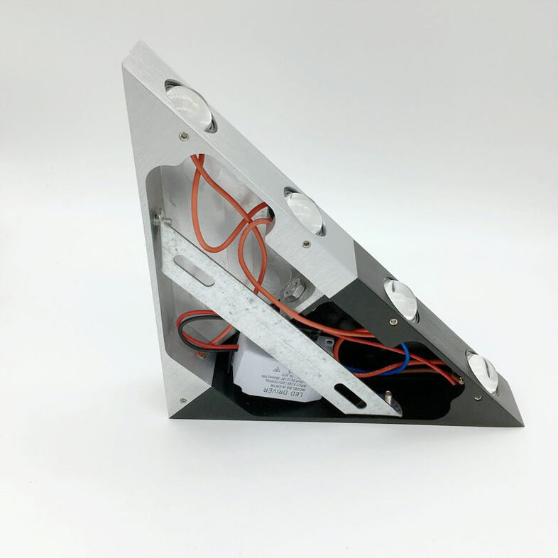 TriLumina Prisma LED Wandleuchte | Kreatives Pyramidendesign | Aluminium & Acryl | Farbige Lichtoptionen