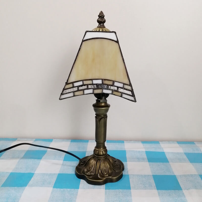 VitraLume Vintage Tiffany Tischlampe | Quadratisches Glasdesign | Kunstvolle Beleuchtung | Dekorativ & Funktional