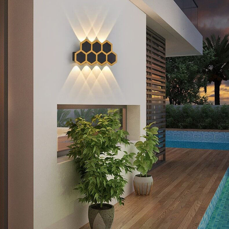 LumoHex Prime | Modernes Outdoor LED Wandlicht | Hexagon Schwarz-Gold Kombination