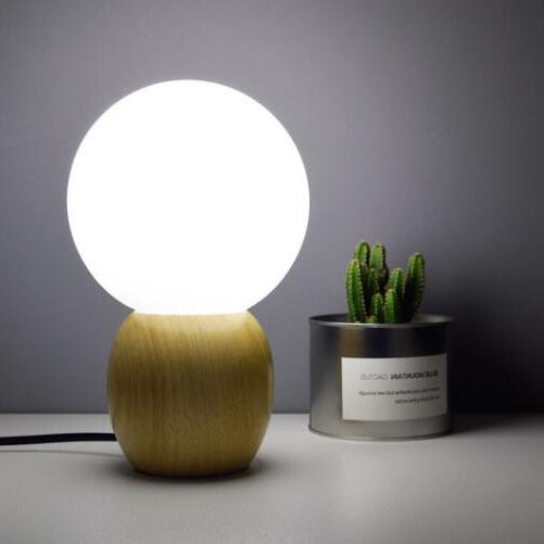 LumiOrbe Nordic Holz-Tischlampe mit Milchglas-Kugel | LED-Licht | Warmes Stimmungslicht