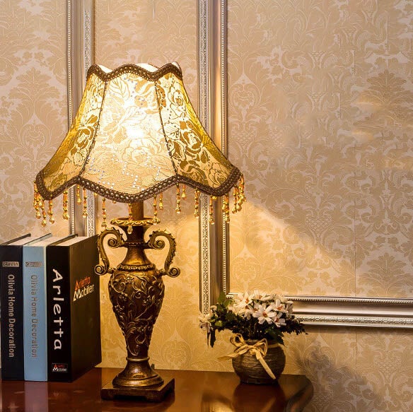 LumiVintage Europäische Tischlampe | Antikes Design | Stoffschirm | Stimmungsvolle Beleuchtung