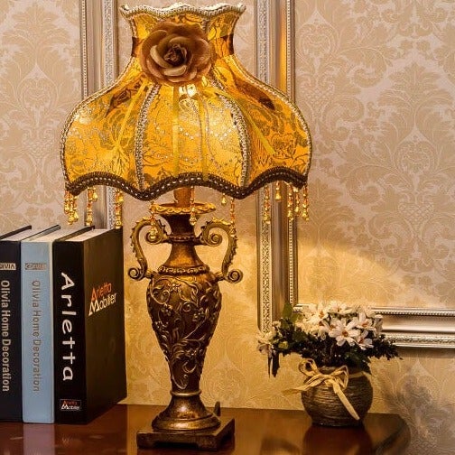 LumiVintage Europäische Tischlampe | Antikes Design | Stoffschirm | Stimmungsvolle Beleuchtung