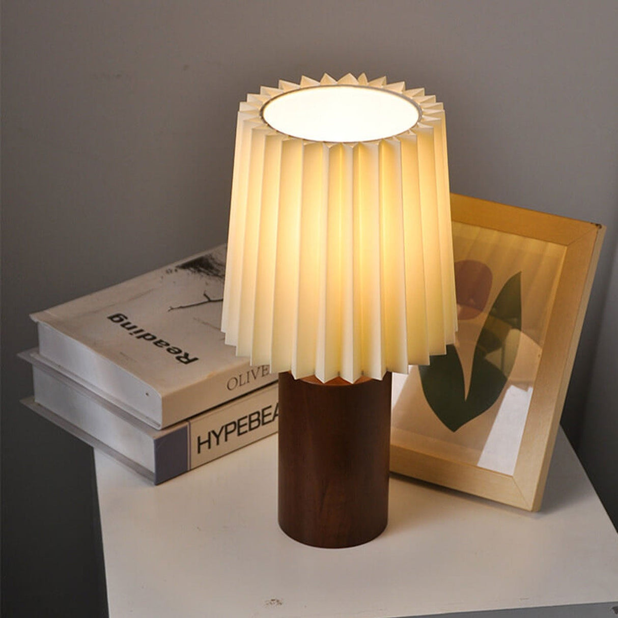 AuroraPleat Vintage Korean Tischlampe | Holzfuß | Gefalteter Lampenschirm | 1-Licht Design