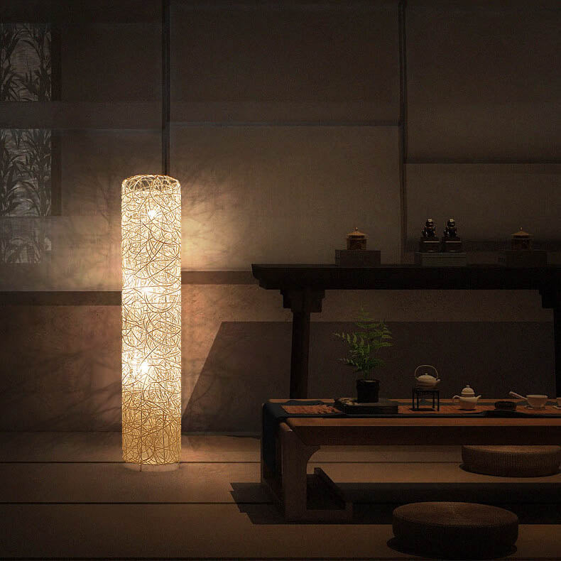 Ravara Column Minimalistische Rattan Stehlampe | Handgefertigtes Design | 3-Licht-LED-System | Natürliche Beleuchtung