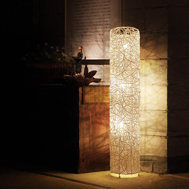 Ravara Column Minimalistische Rattan Stehlampe | Handgefertigtes Design | 3-Licht-LED-System | Natürliche Beleuchtung