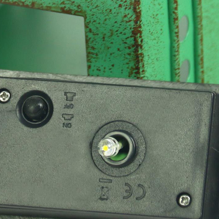 SolarForge Retro Solar Wandlampe | Quadratisches Box-Design | Aged Iron | LED Outdoor Beleuchtung