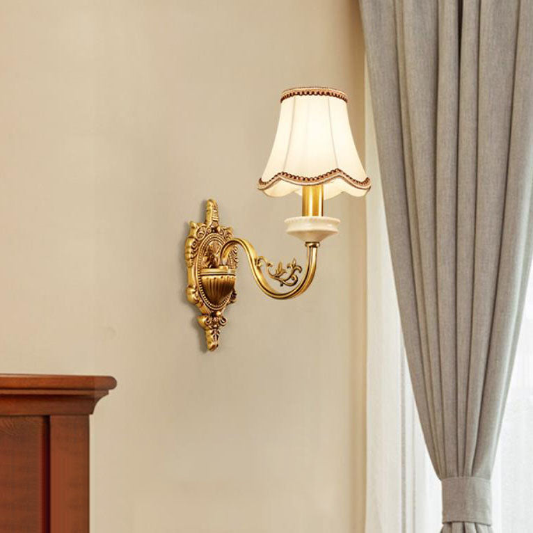 OpulLux Wandlampe | Europäisches Luxusdesign | Stoffschirm & Messing | 1-2 Flammig