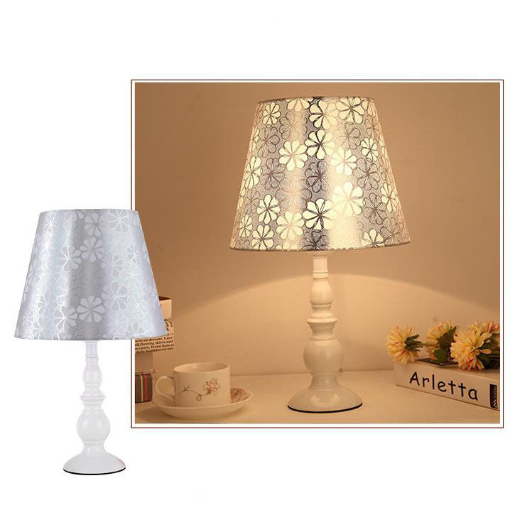 LiliaBloom Exklusive Tischlampe mit Stoffschirm | Blumenmotiv | Vase-Design | LED-Dimmfunktion | Elegante Beleuchtung für Zuhause