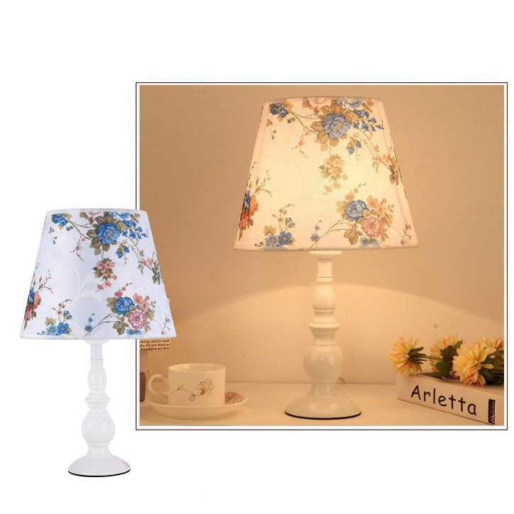 LiliaBloom Exklusive Tischlampe mit Stoffschirm | Blumenmotiv | Vase-Design | LED-Dimmfunktion | Elegante Beleuchtung für Zuhause