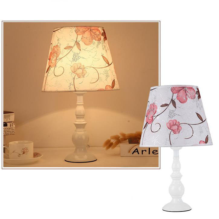 LiliaBloom Exklusive Tischlampe mit Stoffschirm | Blumenmotiv | Vase-Design | LED-Dimmfunktion | Elegante Beleuchtung für Zuhause