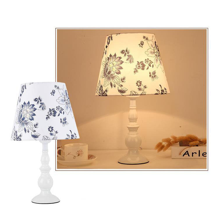 LiliaBloom Exklusive Tischlampe mit Stoffschirm | Blumenmotiv | Vase-Design | LED-Dimmfunktion | Elegante Beleuchtung für Zuhause