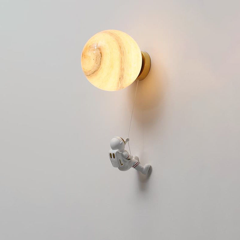 AstroLuxe Kreatives Astronaut Wandlampe | Eisen- und Harzdesign | Einzigartige Beleuchtung für Schlafzimmer | Stimmungslicht