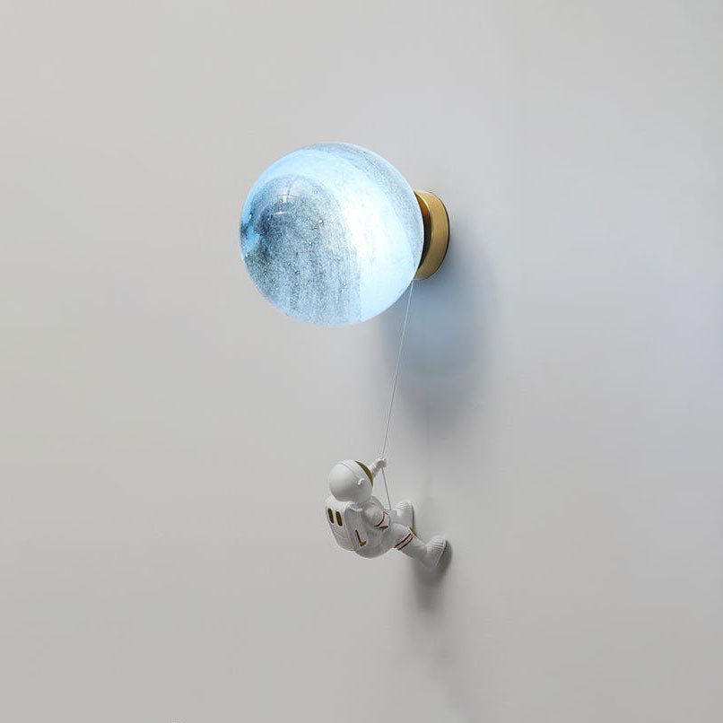 AstroLuxe Kreatives Astronaut Wandlampe | Eisen- und Harzdesign | Einzigartige Beleuchtung für Schlafzimmer | Stimmungslicht