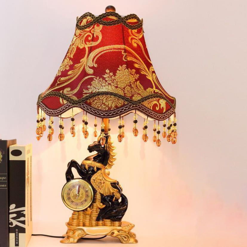 RegalHorse Tischlampe im europäischen Stil | Harz-Pferdefigur | Trapezförmiger Stoffschirm | Elegantes Design für Schlafzimmer