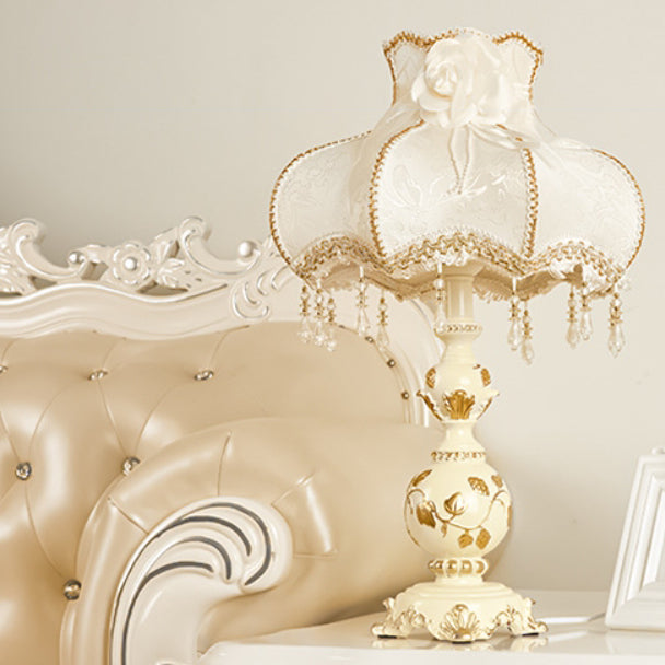 Vasora Europäische Tischlampe | Traditionelles Design | Vase aus Harz | Stoffschirm | Schlafzimmerbeleuchtung