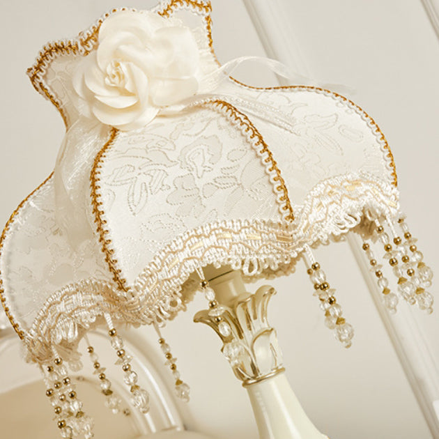 Vasora Europäische Tischlampe | Traditionelles Design | Vase aus Harz | Stoffschirm | Schlafzimmerbeleuchtung