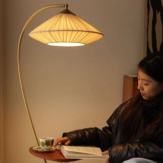 VintaCone Stehleuchte | Vintage Design | Runder Kegel-Tisch | Stoff & Eisen | 1-Licht | Eleganz für Schlafzimmer